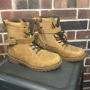 Kids ugg boots only worn twice . size 13